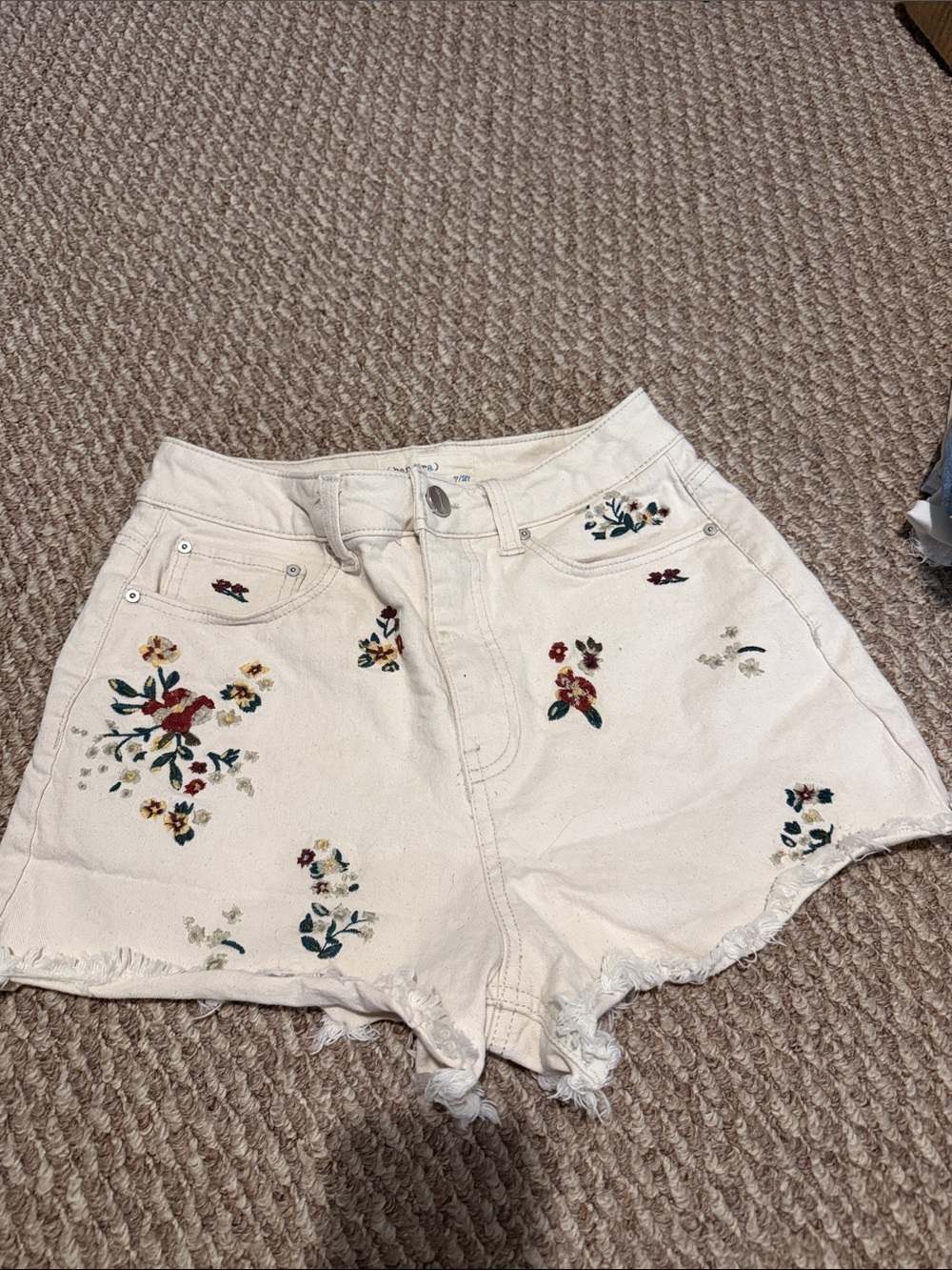 Ban JaraEmbroidered Cream High-Waist Jean Shorts with Floral Appliqué